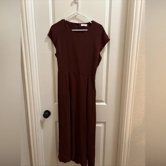 Aritzia Babaton Hamptons Burgundy Midi Dress Back Cut Out Side Slit  Size 10 - Picture 2 of 4